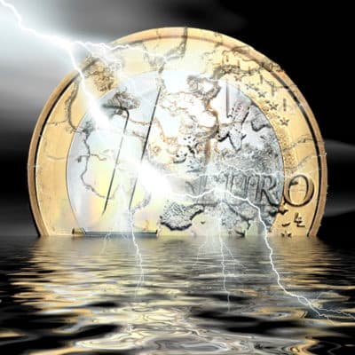 Ilustración de una moneda de euro agrietada parcialmente sumergida