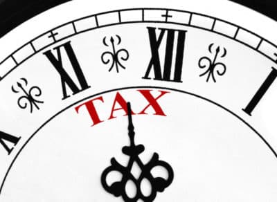 Reloj con la palabra Tax en la esfera
